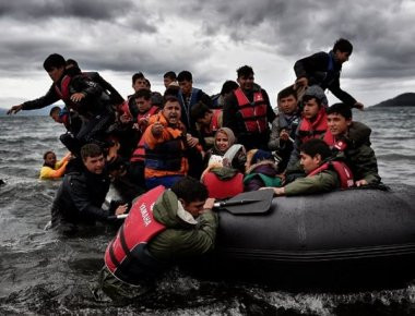 Σκάφος της FRONTEX μετέφερε στη Σάμο 45 παράνομους μετανάστες